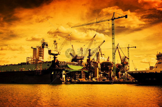 造船厂正在建修理的船舶工业机械起重运输工业